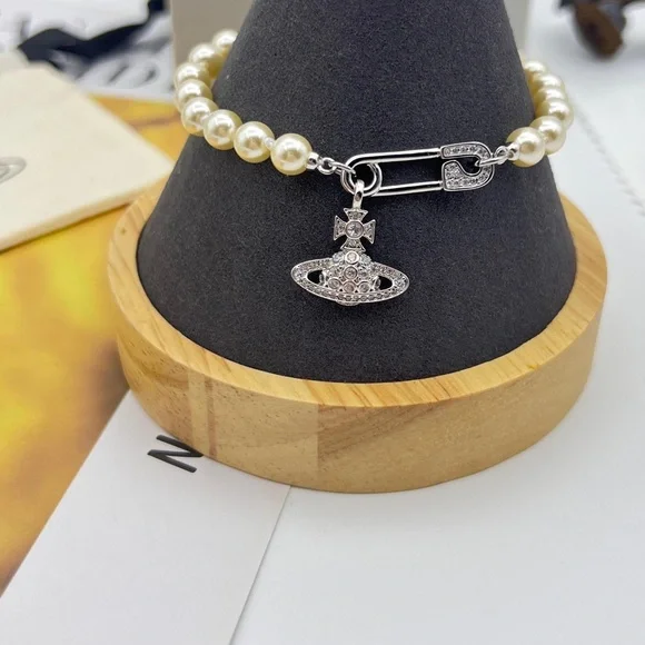 Vivienne Westwood Saturn Brooch Pearl Bracelet - Silver - Picture 5 of 6
